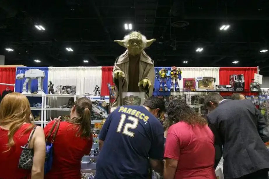 Vendor hall filled with comics and collectibles